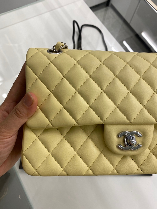 シャネルバッグレプリカ背面デザイン